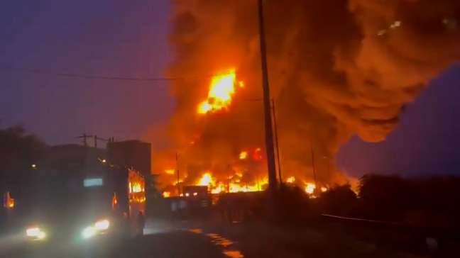 Vídeo mostra incêndio provocado por explosão de tambores com solvente em fábrica na Índia