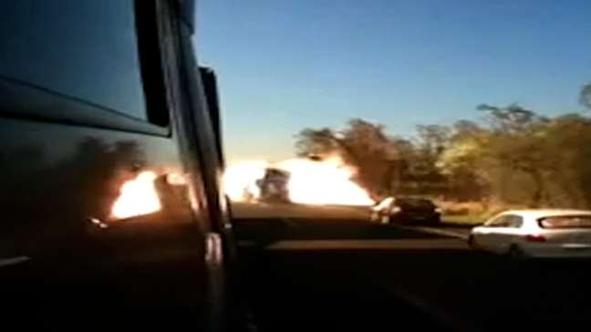 Veja momento em que carro invade contramão e provoca explosão em batida na BR-163, em MS; 4 pessoas morreram