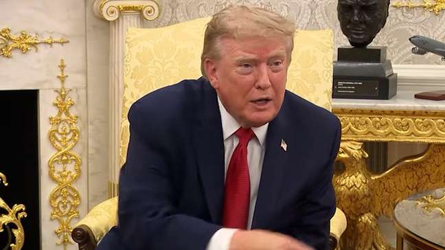 Trump manda jornalista ficar 'quieta' e a chama de 'repórter fake' durante coletiva