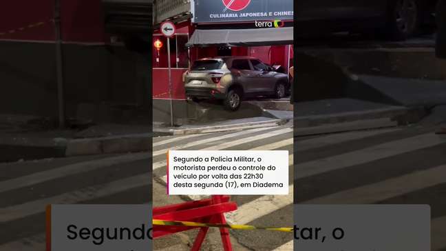 Duas crianças ficam feridas após carro invadir restaurante japonês na Grande São Paulo #shorts