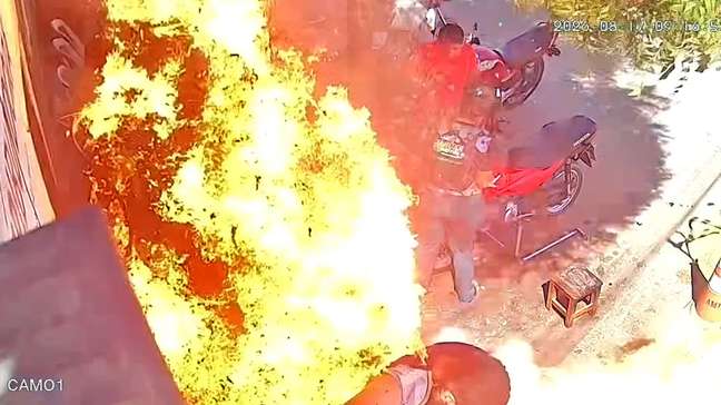 Vídeo mostra momento em que tambor com óleo explode e atinge funcionário no Ceará