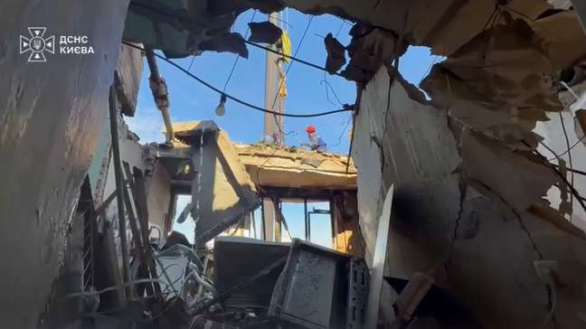 Vídeo mostra destruição em Kiev após ataque russo que deixou ao menos 16 mortos