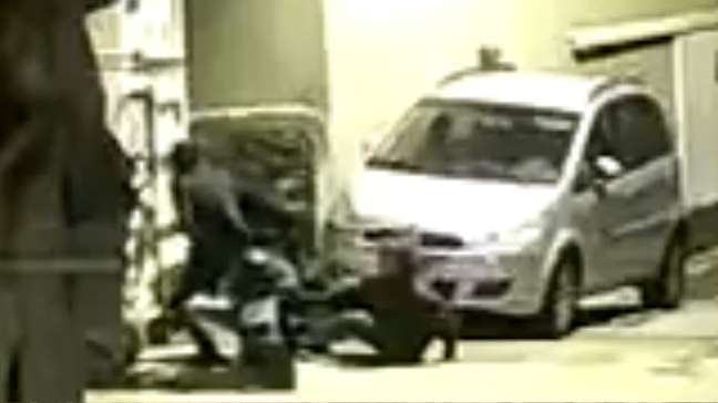 Câmera registra dupla furtando motocicleta em menos de um minuto em São Paulo