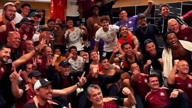 Corinthians mostra festa dos atletas no vestiário após classificação na Libertadores