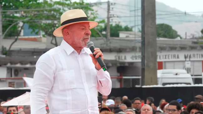 Lula promete retirar facções de territórios e ampliar investimentos em educação