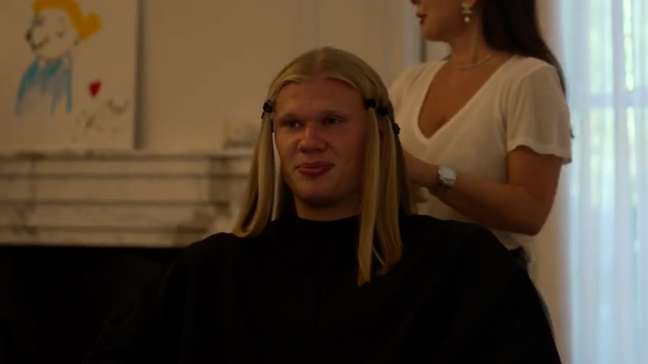 Haaland mostra bastidores de mudança radical de corte de cabelo; assista