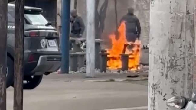 PMs são flagrados destruindo bancos e mesas a marretadas em praça de Santos