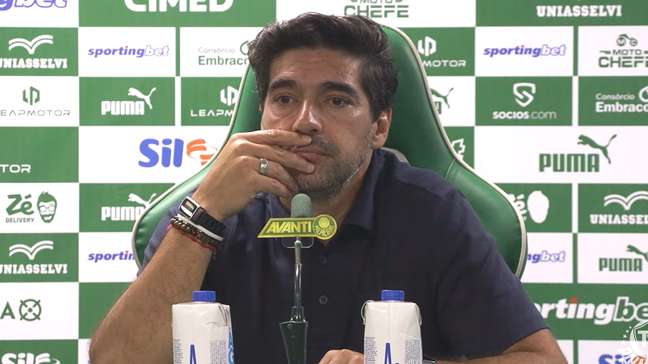 Abel menospreza jornalista em pergunta sobre tática: ‘Não vou discutir'
