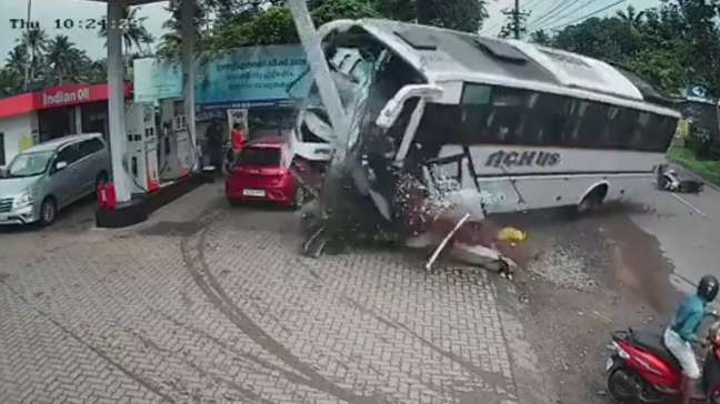 Vídeo mostra ônibus com convidados de casamento tombar em posto e deixar 35 feridos na Índia