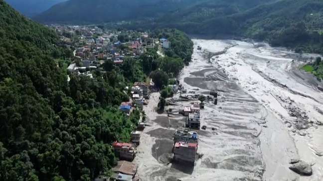 Entenda como avalanche provocou enchente mortal no Nepal; veja antes e depois