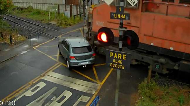 Vídeo mostra carro sendo atingido por trem ao tentar cruzar linha férrea no interior de SP