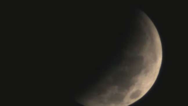 Eclipse deixa lua 'quase completamente' escurecida; veja imagens do fenômeno em tempo real