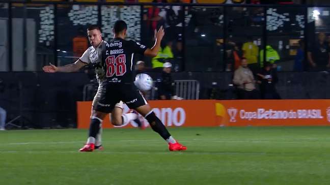 Ouça áudio do VAR sobre expulsão de Barros em Vasco x Vitória
