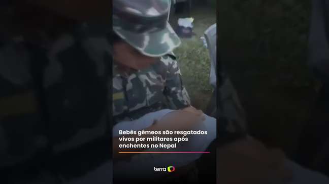 Bebês gêmeos são resgatados vivos por militares após enchentes no Nepal #shorts