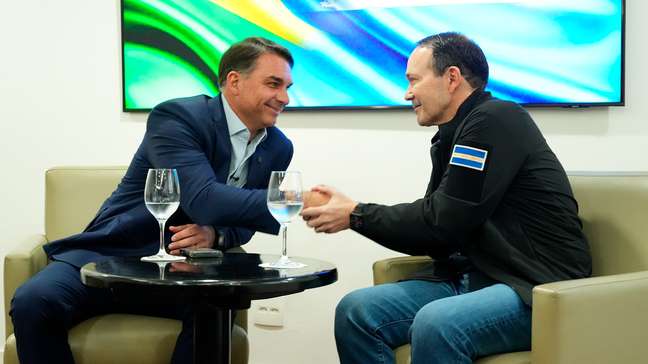 Flávio Bolsonaro diz que ‘tem pouco preso no Brasil’ e detalha reunião com ministro de Bukele