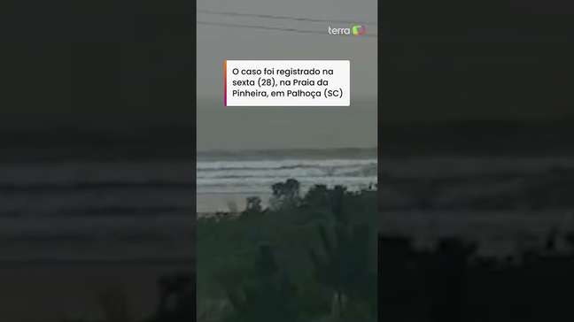 Mulher morre após ser atingida por raio em praia de Florianópolis; câmera flagrou o momento #shorts