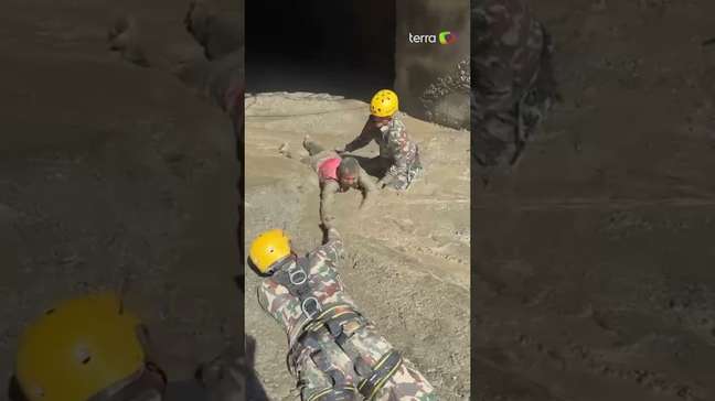 Militares rastejam em mar de lama para resgatar 350 pessoas em túnel no Nepal #shorts