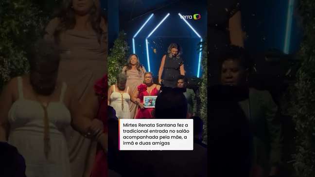 Mãe do menino Miguel carrega foto do filho durante celebração da formatura em Direito #shorts
