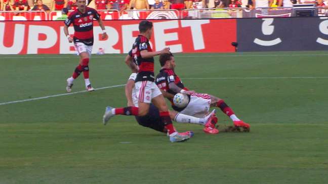 Ouça áudio do VAR que anulou gol do Botafogo contra o Flamengo no início da partida