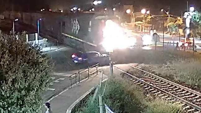 Vídeo mostra momento em que carro é atingido por trem no interior de SP