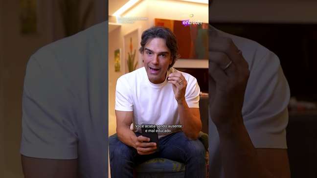 Tadeu Schmidt assume vício em celular e faz alerta: "Faz mal pra gente" #shorts