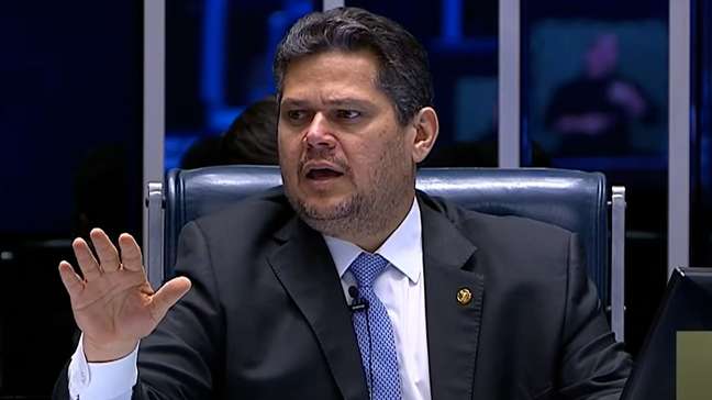 Alcolumbre defende Moraes e alfineta Flávio Bolsonaro: 'Pediram R$ 130 milhões pra fazer um filme'