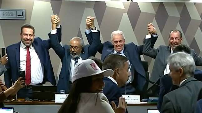 Comissão do Senado aprova PEC que acaba com a escala 6x1; texto já pode ser votado em plenário