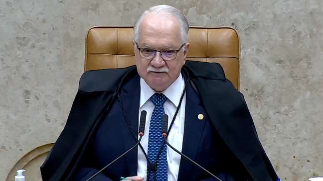 Fachin ‘pula’ André Mendonça em ordem de cumprimentos aos colegas do STF e se corrige na sequência