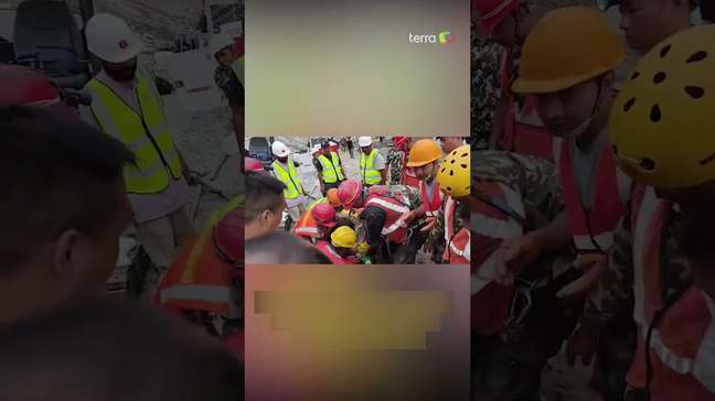 Dois trabalhadores são resgatados de túnel no Nepal nove dias após avalanche #shorts