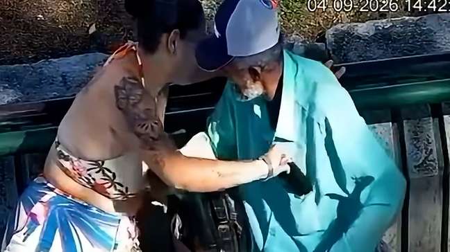 Mulher furta idoso durante conversa e é presa no ES