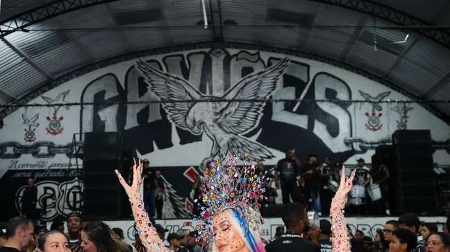 "Totalmente grávida", Sabrina Sato samba no 1º ensaio do Carnaval 2027 na Gaviões da Fiel