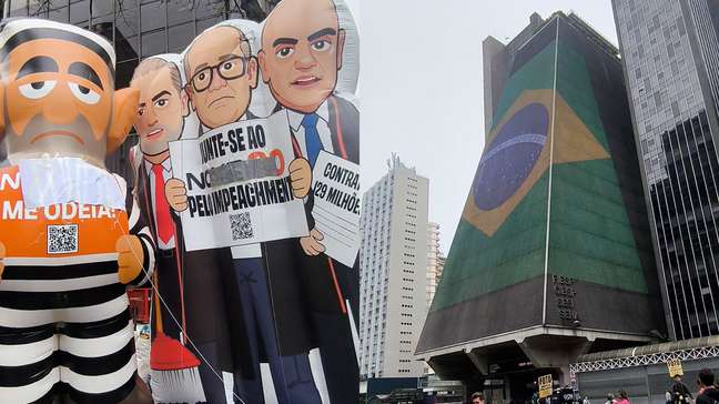 Bonecos de Moraes, Toffoli e Gilmar são exibidos em ato na Paulista