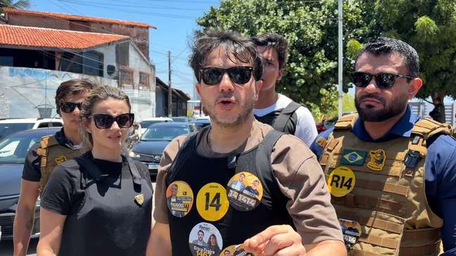 Renan Santos faz carreata em Fortaleza após dizer que CV proibiu campanha