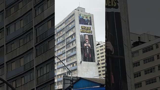 Painel com 'Chega de intocáveis' é exibido em prédio de São Paulo
