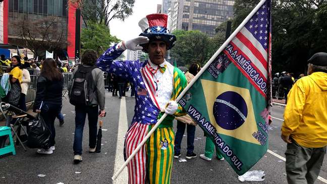 Manifestante se veste de Tio Sam e declara apoio a Flávio Bolsonaro