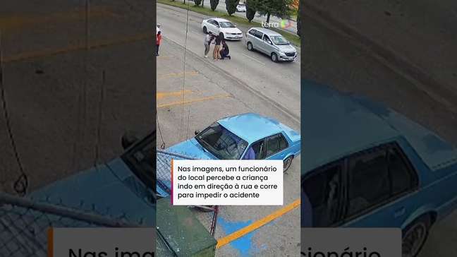 Homem salva criança a poucos segundos de ser atropelada em avenida movimentada no México #shorts