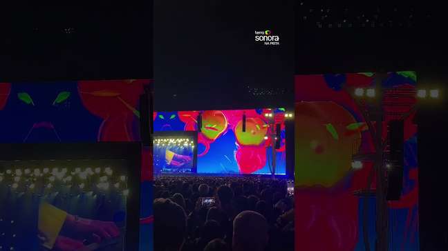 Elton John saúda fãs brasileiros