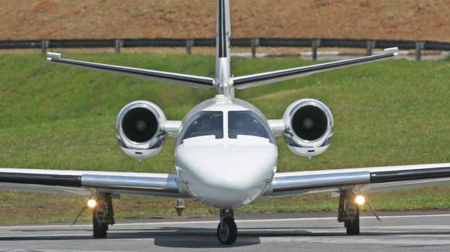 Piloto ouve em conversa com controle de tráfego aéreo: ‘Não manda nem em casa, quer mandar aqui?’