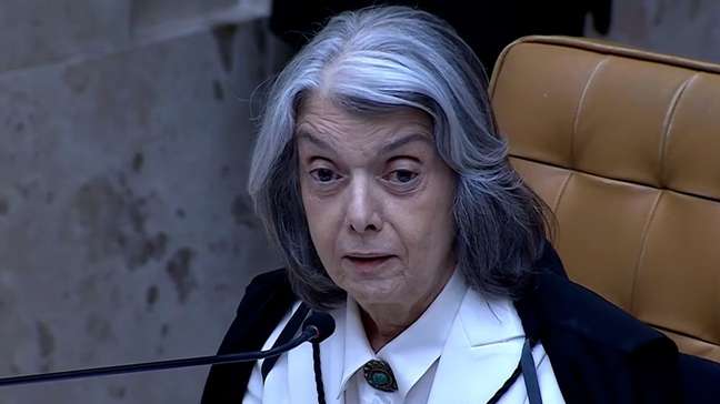 Cármen Lúcia afirma ser 'velha avulsa' e diz não sofrer pressões em meio à crise no STF