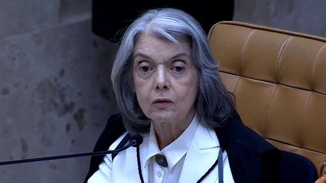 Cármen Lúcia diz estar 'envergonhada' e pede desculpas ao povo brasileiro por crise no STF