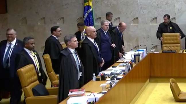 Moraes e Mendonça estão sentados lado a lado em julgamento no STF