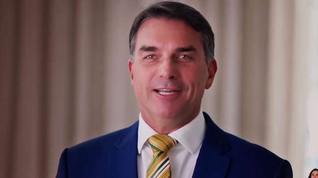 Flávio Bolsonaro usa propaganda eleitoral para falar da crise no STF