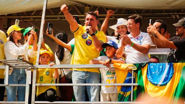 Flávio Bolsonaro diz que aumento do Bolsa Família é ‘ilegal’ e chama de ‘desespero’ de Lula