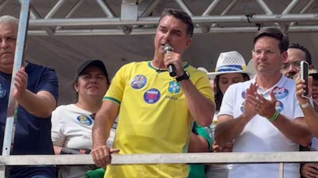 Flávio Bolsonaro diz que, se eleito, vai indicar 6 ministros do STF ao já ‘descartar’ Moraes e Dino