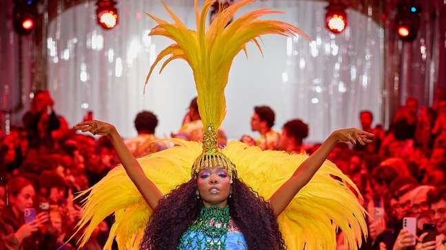 Thelminha fala sobre Carnaval e moda reciclável após desfile em SP; confira