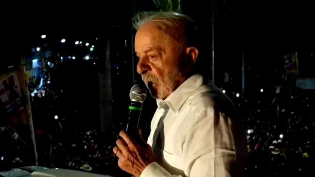 Lula chama Flávio Bolsonaro de 'ninguém' e pede comparação com Jair