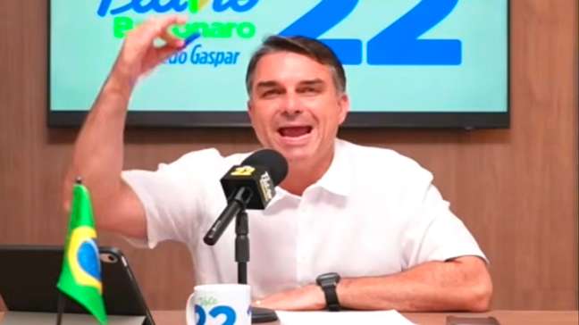 Flávio Bolsonaro critica reajuste do Bolsa Família e chama aumento de ‘merreca’: ‘Não tem vergonha?’