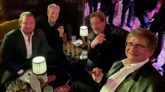 Foto mostra Gonet e Vorcaro fumando charuto e degustando vinho em Londres