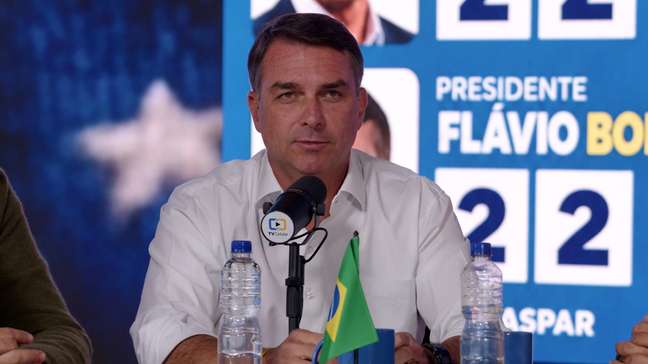 Flávio Bolsonaro sinaliza manter bets e critica Lula por jogo do tigrinho: ‘Liberou geral’