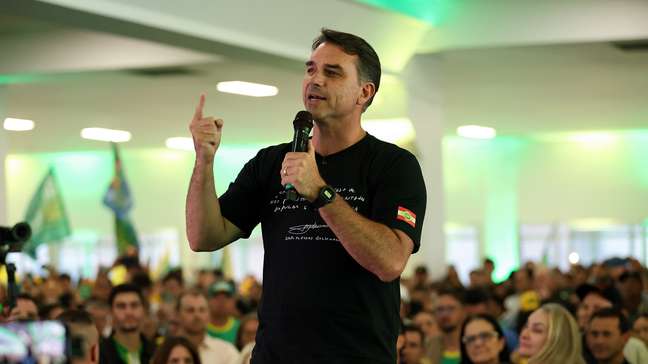 Flávio Bolsonaro nega que irá retirar de Nossa Senhora Aparecida o título de Padroeira do Brasil: 'Fake news'